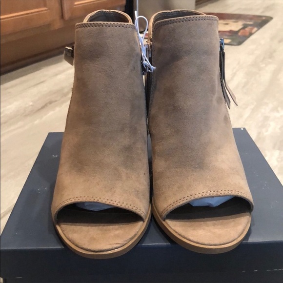 Universal Thread Booties - Picture 1 of 5